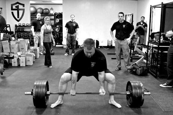 What's so great about them? 👇🏼 Suitcase deadlifts uniquely target an